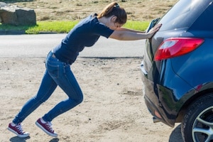 Das Auto springt nicht an, klackert aber beim Versuch, den Motor zu starten. Wir zeigen Ihnen, woran es liegen könnte.