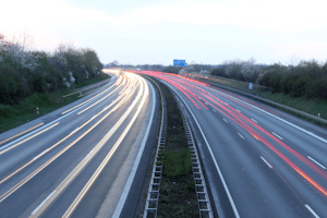 Autonomes Fahren ist in 5 Stufen möglich und reicht von assistierten bis zu vollautomatischen Fahrzeugen.