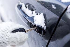 Eine Autotür eingefroren geschlossen mit Eis im Winter