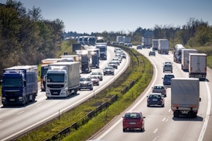 Löst ein Blitzer auf der A33 aus, müssen Sie mit einem Bußgeldbescheid rechnen.