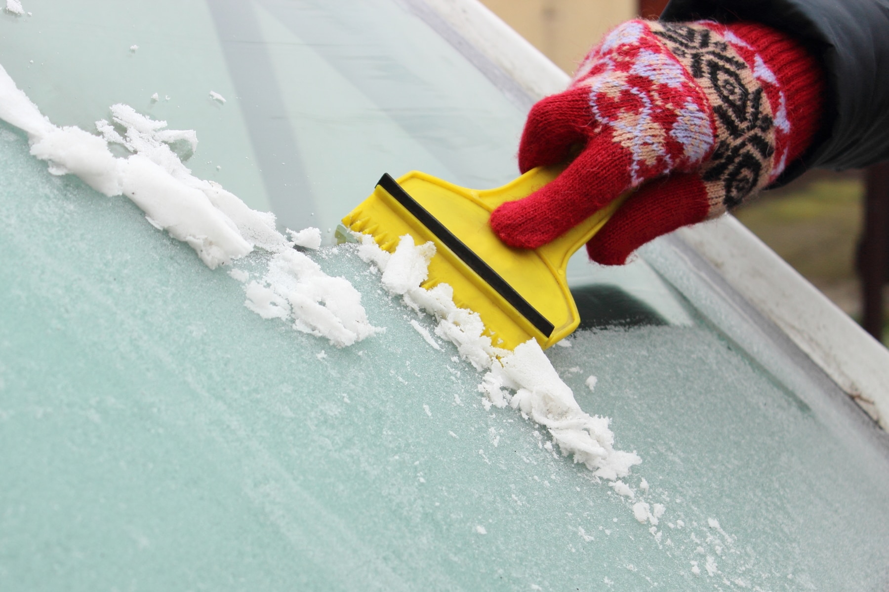 Winter / zugefrorene Frontscheibe mit Guckloch von einem Auto im Winter  Stock Photo