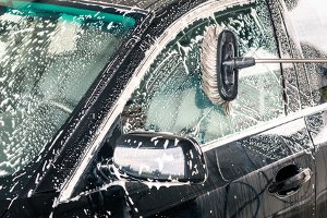 Umiditate în mașină: diverse cauze pot duce la umezeală permanentă în interior.
