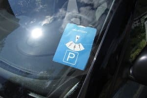 Zeitungspapier oder Salz helfen gegen Feuchtigkeit im Auto
