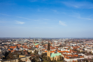 Bei der Kfz-Zulassungsstelle in Bielefeld können bspw. Kurzzeitkennzeichen beantragt und zugelassen werden.