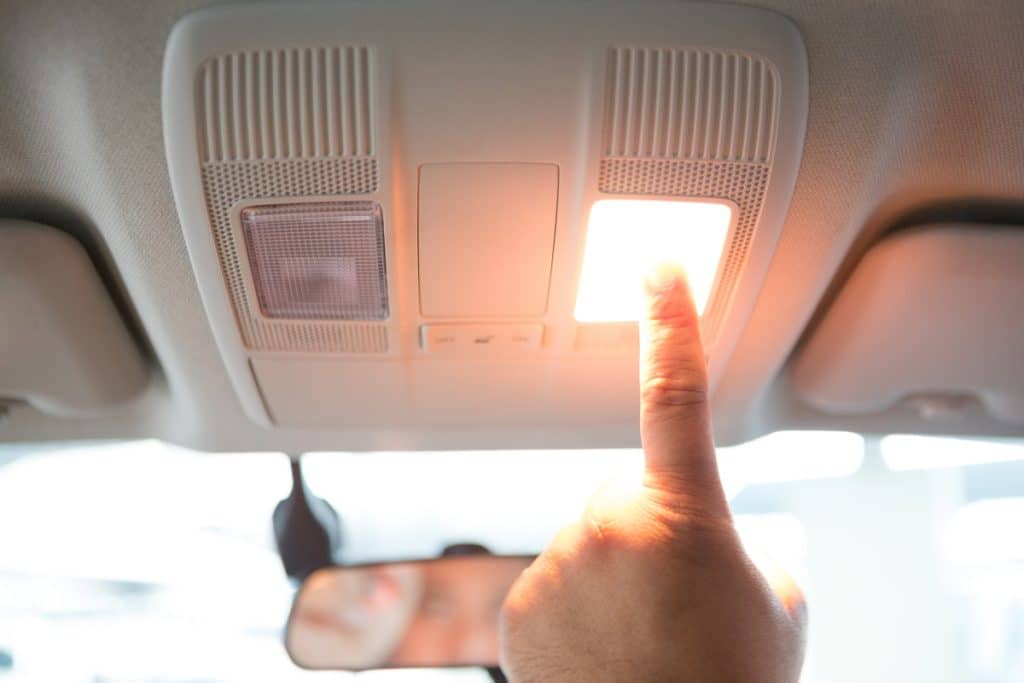 Licht im Auto beim Fahren einschalten: Ist das erlaubt?