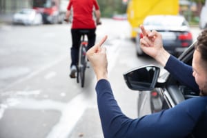 Mittelfinger im Straßenverkehr zeigen - Beleidigung 2024