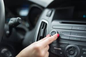 Musik laut im Auto hören: Kann ein Bußgeld drohen?