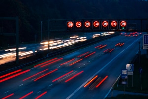 Kann man das automatische Licht immer anlassen auch in Autobahn fahrt  nachts? (Auto, Auto und Motorrad, KFZ)