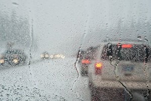 Nie wieder beschlagene Autoscheiben: 6 Tipps gegen Feuchtigkeit im Auto