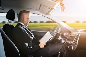 Die Stufen des autonomen Fahrens beschreiben das Ausmaß, in dem ein Fahrzeug ohne menschliches Eingreifen operieren kann.