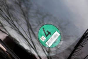 Grüne Plakette an Auto sorgt für Rätsel - warum fehlt ein Stück